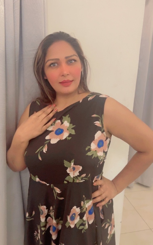 Fátima Estallido Despierta Pasiones en Cada Encuentro Irresistible